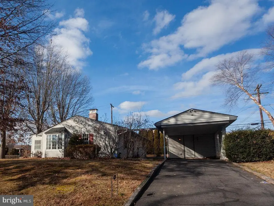 273 Birch Dr, Levittown, PA 19054 - Image #2