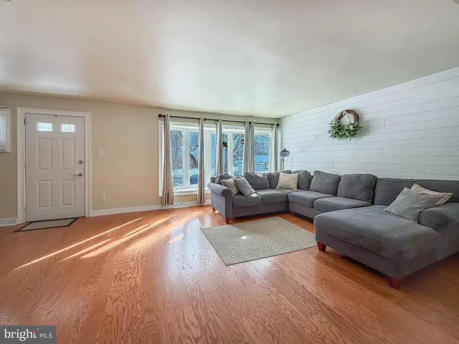 60 Caledonia Dr, Warminster, PA 18974 - Image #2