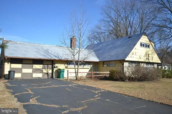 27 Spicebush Rd, Levittown, PA 19056 - Image #1