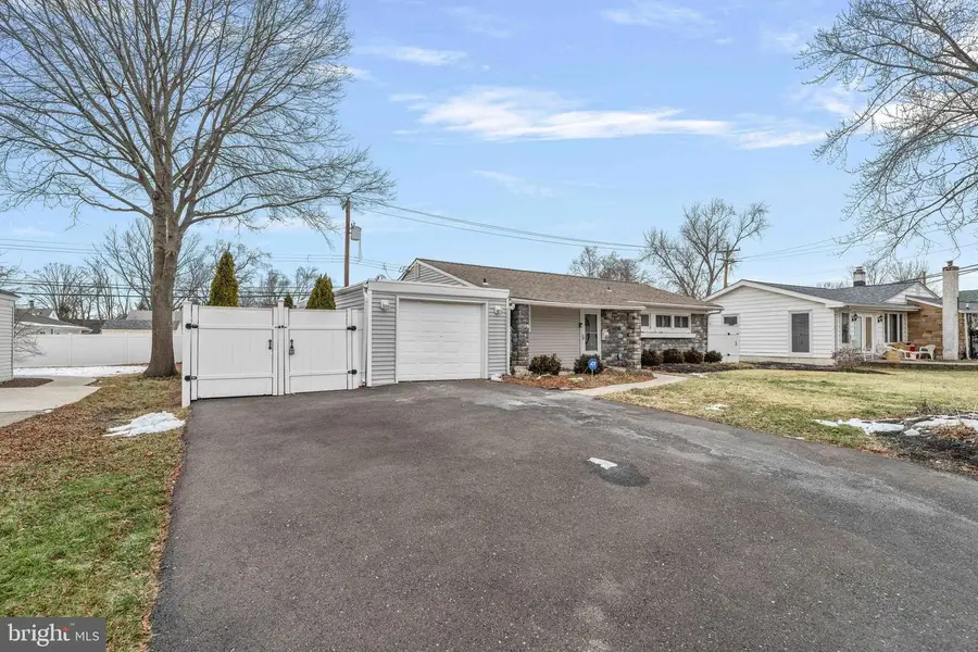 137 Idlewild Rd, Levittown, PA 19057 - #2
