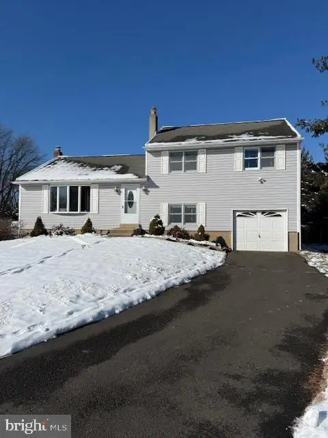 812 Lillian Ln, Warminster, PA 18974 - Image #2