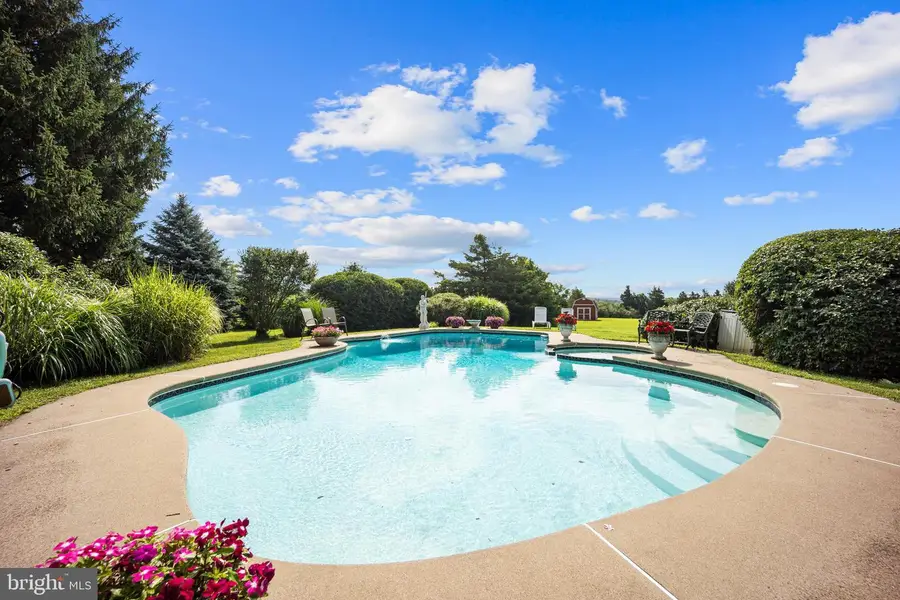 215 E Dark Hollow Rd, Pipersville, PA 18947 - Image #2