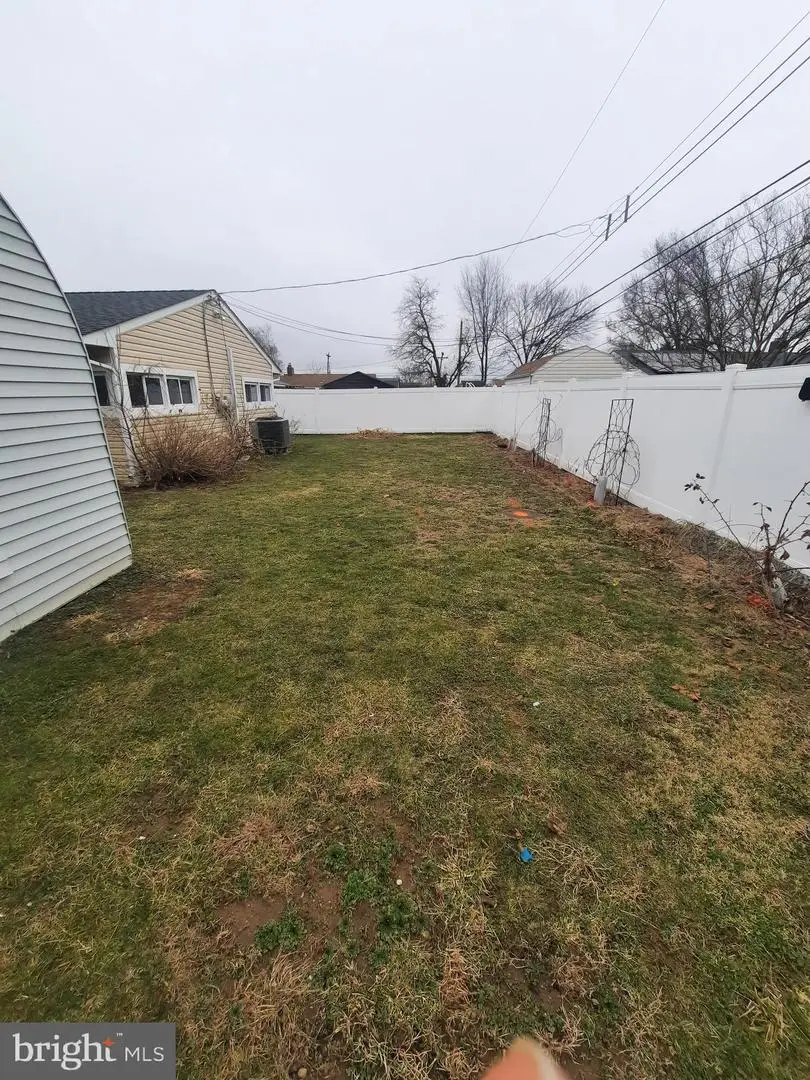 33 Laurel Ln, Levittown, PA 19054 - #3