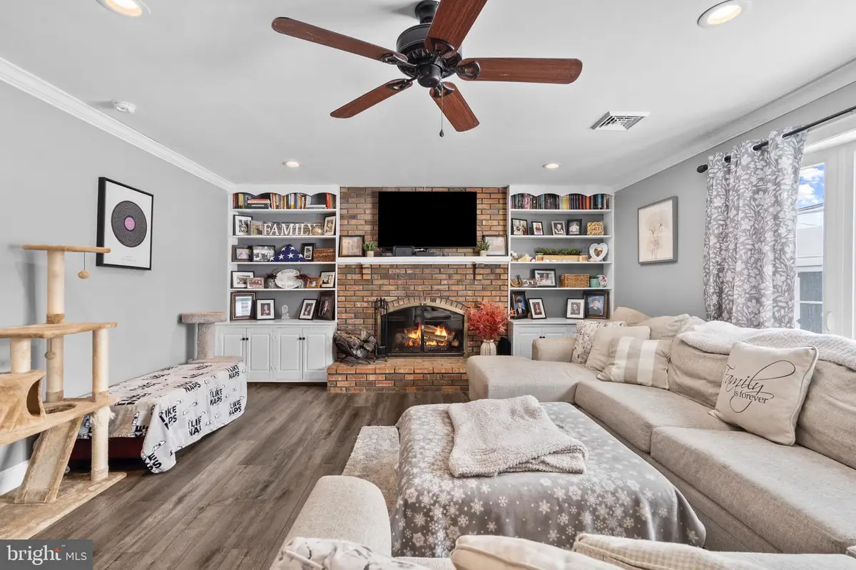 9 Honey Locust Rd, Levittown, PA 19056 - #1