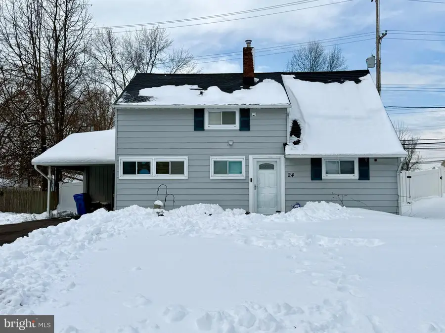 24 Roundwood Ln, Levittown, PA 19055 - #2