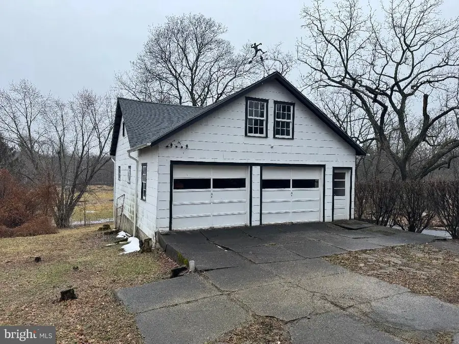 140 E Walnut St, Sellersville, PA 18960 - #2