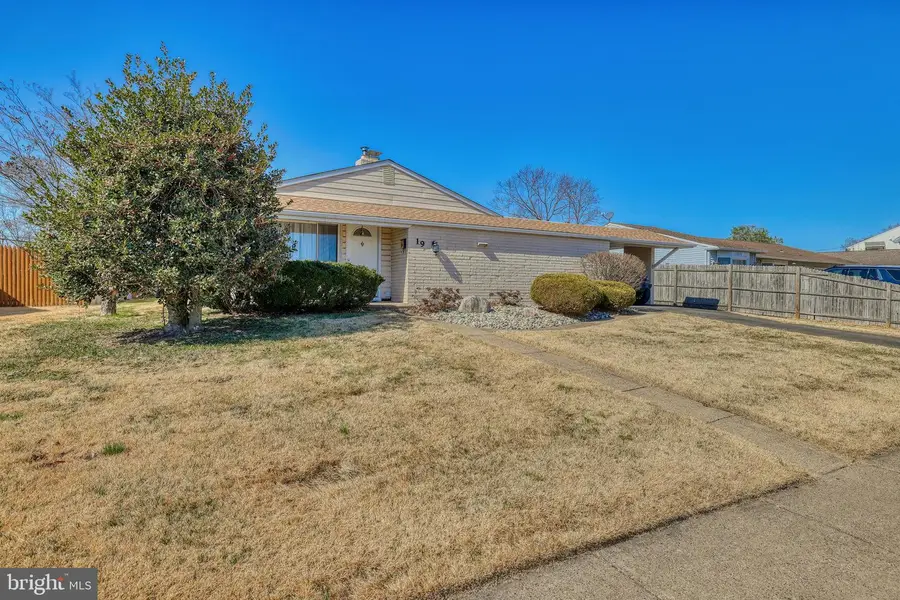 19 Dewberry Ln, Levittown, PA 19055 - #2