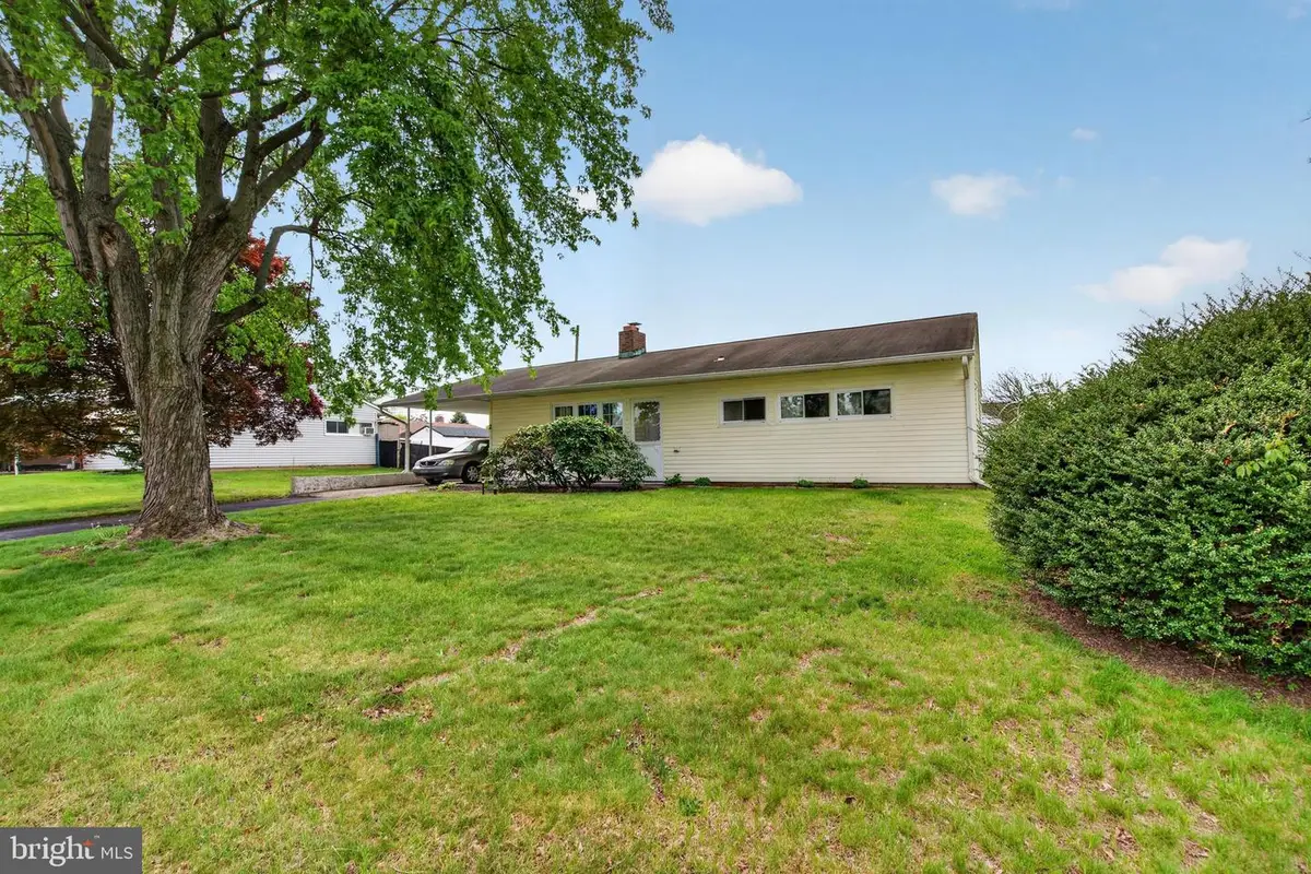 2 Silver Birch Ln, Levittown, PA 19055 - #1