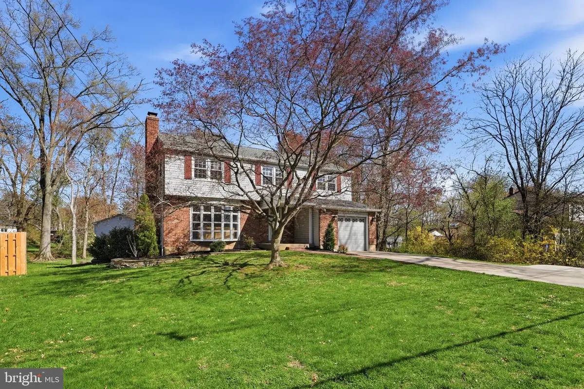 221 Valley Dr, Yardley, PA 19067 - #1