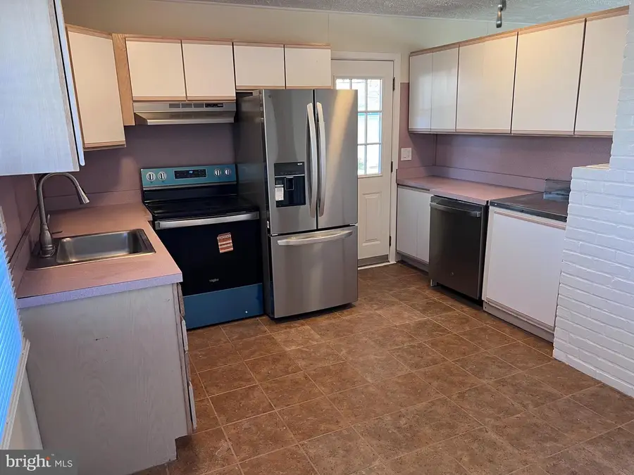 434 Thornridge Dr, Levittown, PA 19054 - #3