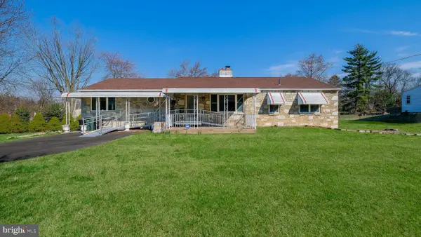 8 Village Dr, FEASTERVILLE TREVOSE, PA 19053