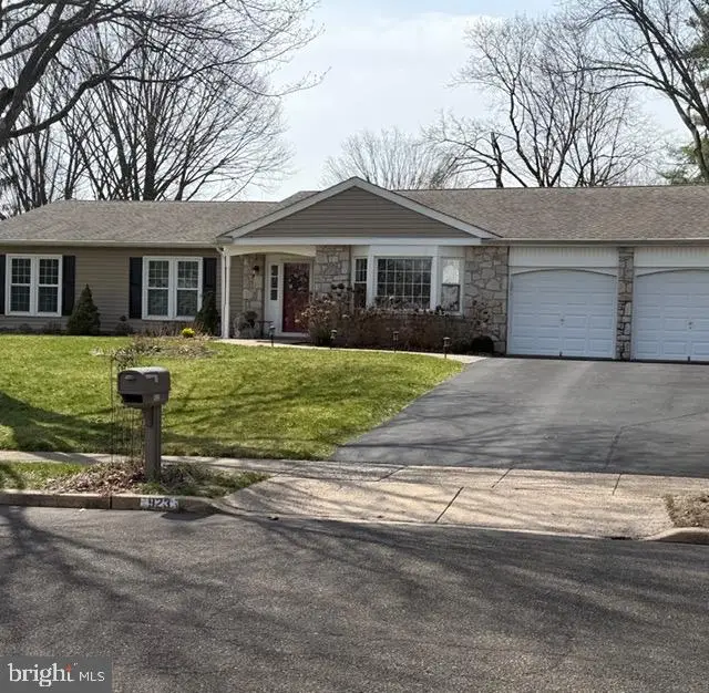 923 Pickering Dr, Yardley, PA 19067 - #2