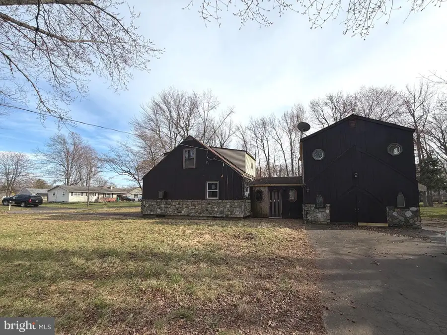 217 Apple St, Levittown, PA 19057 - #2