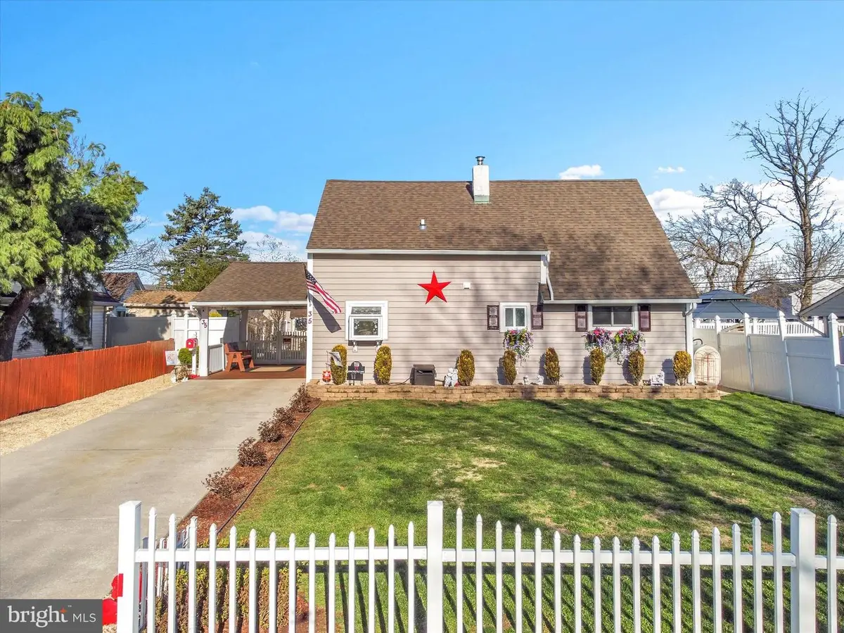 35 Honeysuckle Ln, Levittown, PA 19055 - #1
