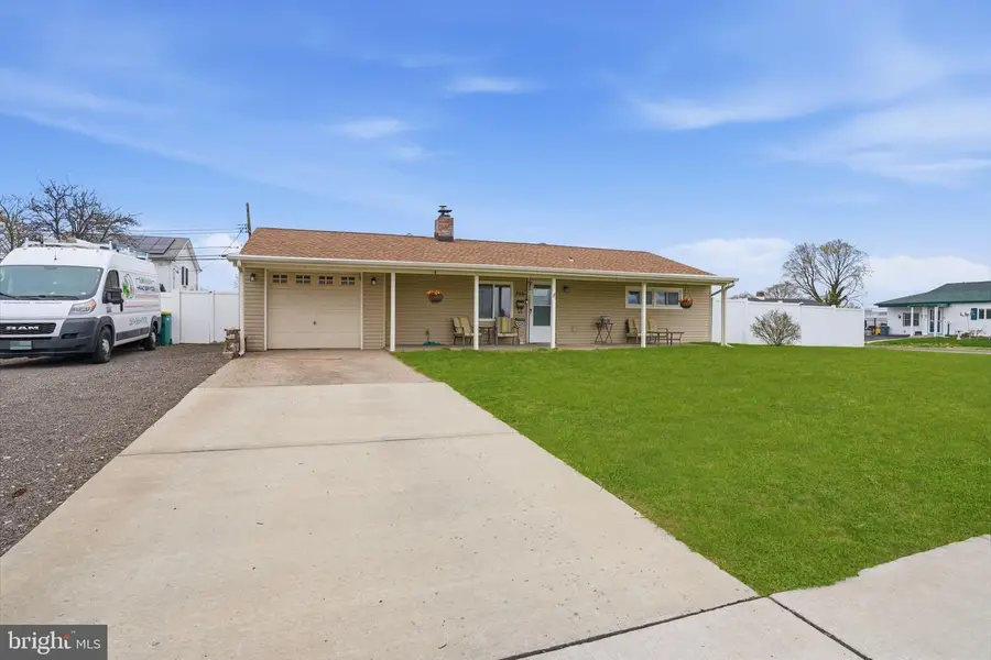 396 Pinewood Dr, Levittown, PA 19054 - #2