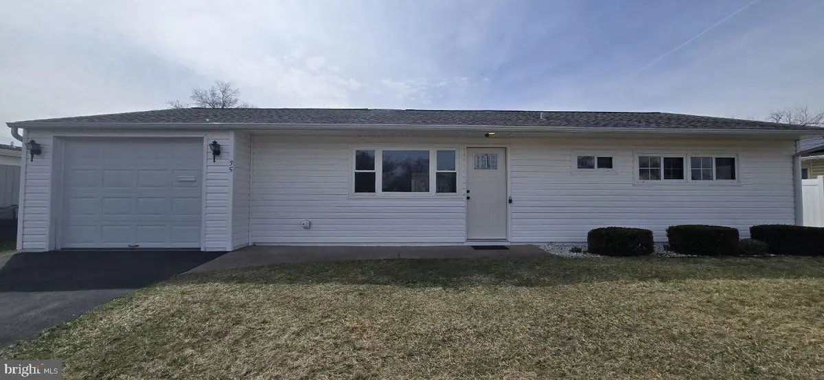 35 Beechtree Rd, Levittown, PA 19057 - #1