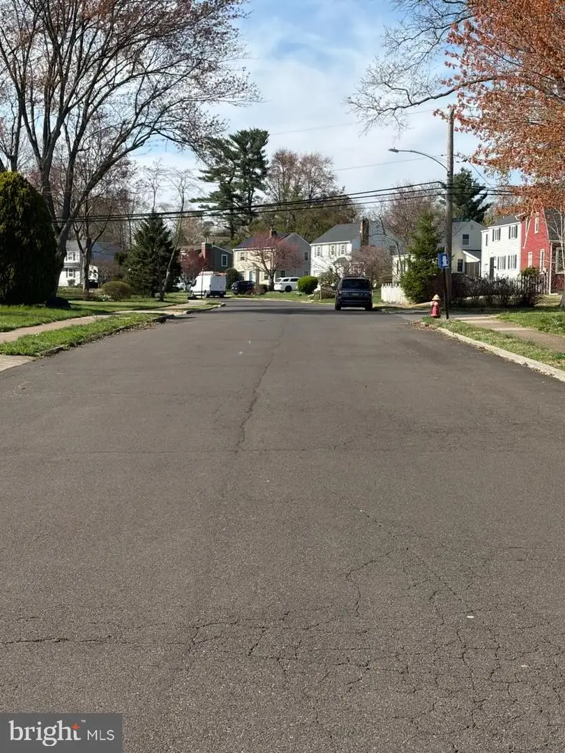 385 E Magnolia Dr, Morrisville, PA 19067 - #3