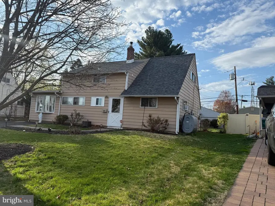 25 Goldengate Rd, Levittown, PA 19057 - #2