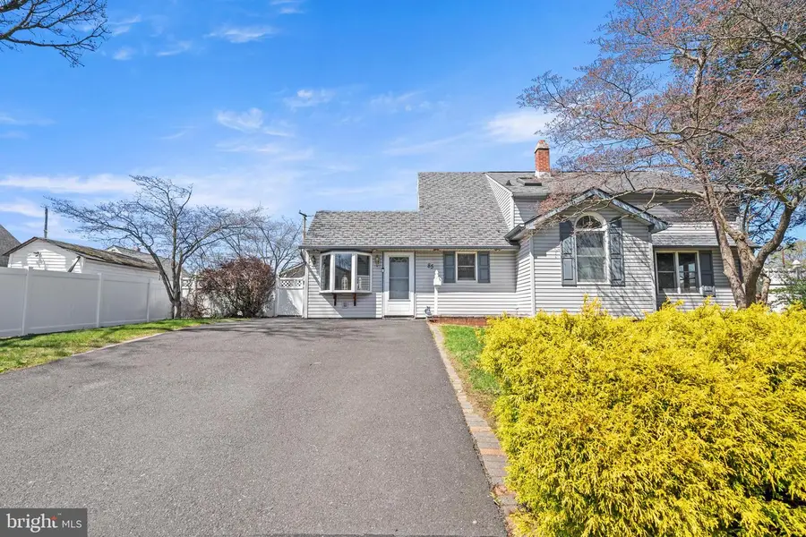 85 Goldenridge Dr, Levittown, PA 19057 - #2
