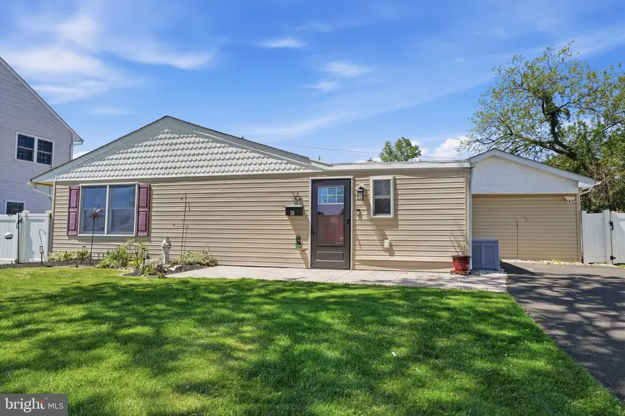 35 Ember Ln, Levittown, PA 19054 - #2