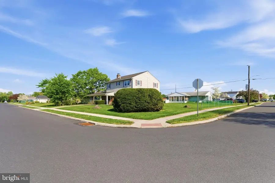 154 Pinewood Dr, Levittown, PA 19054 - #2