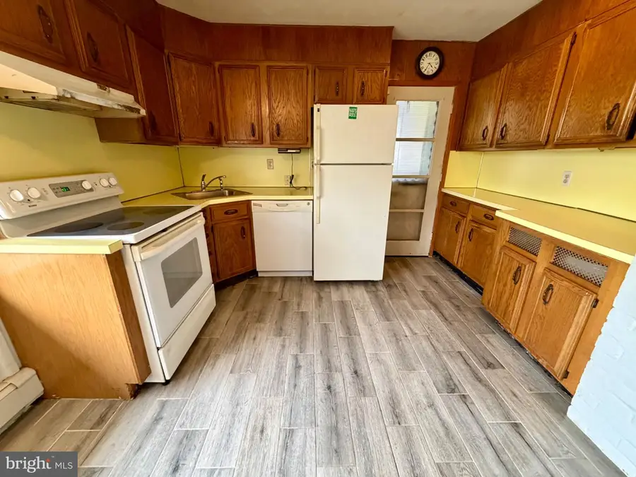 188 Farmbrook Dr, Levittown, PA 19055 - #2