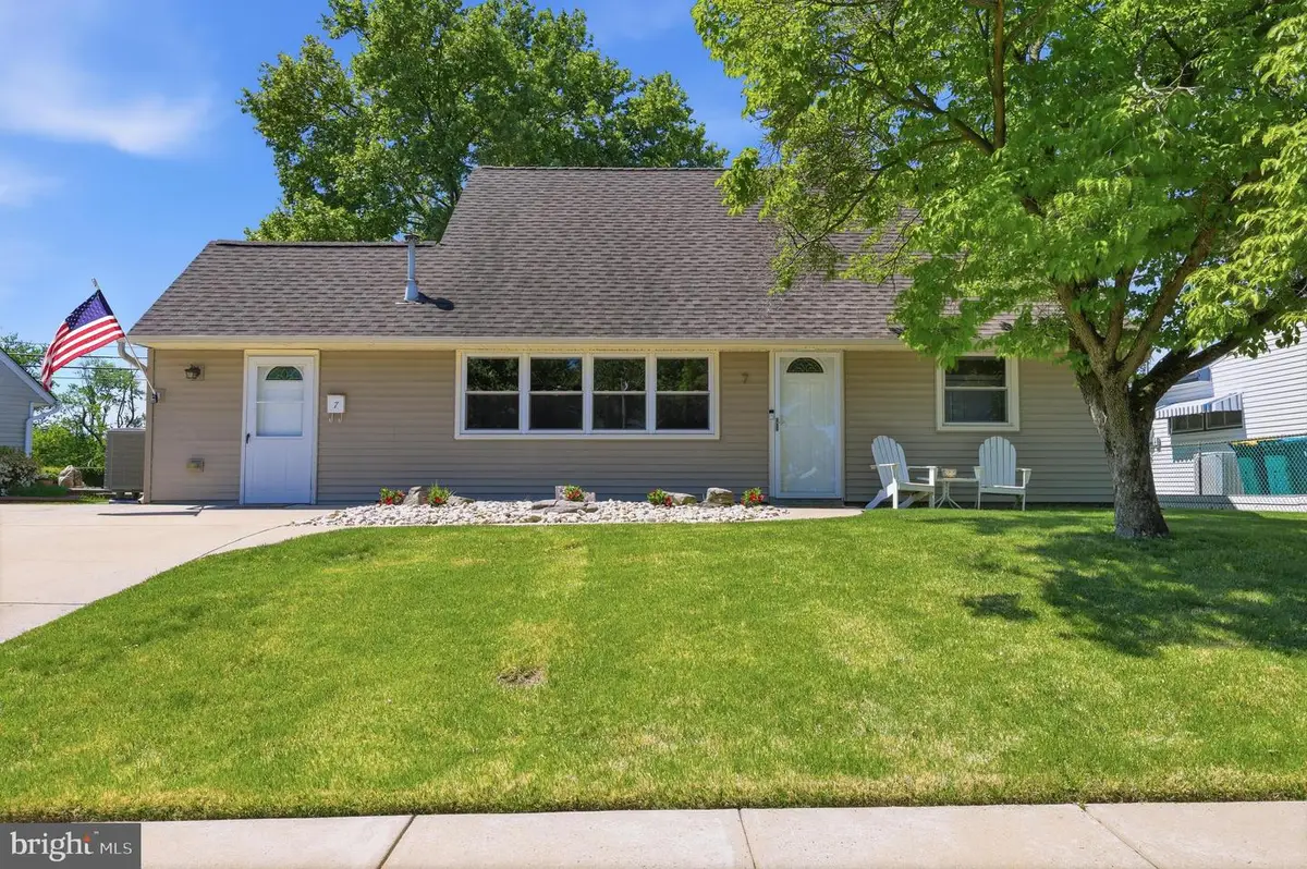 7 New Pond Ln, Levittown, PA 19054 - #1