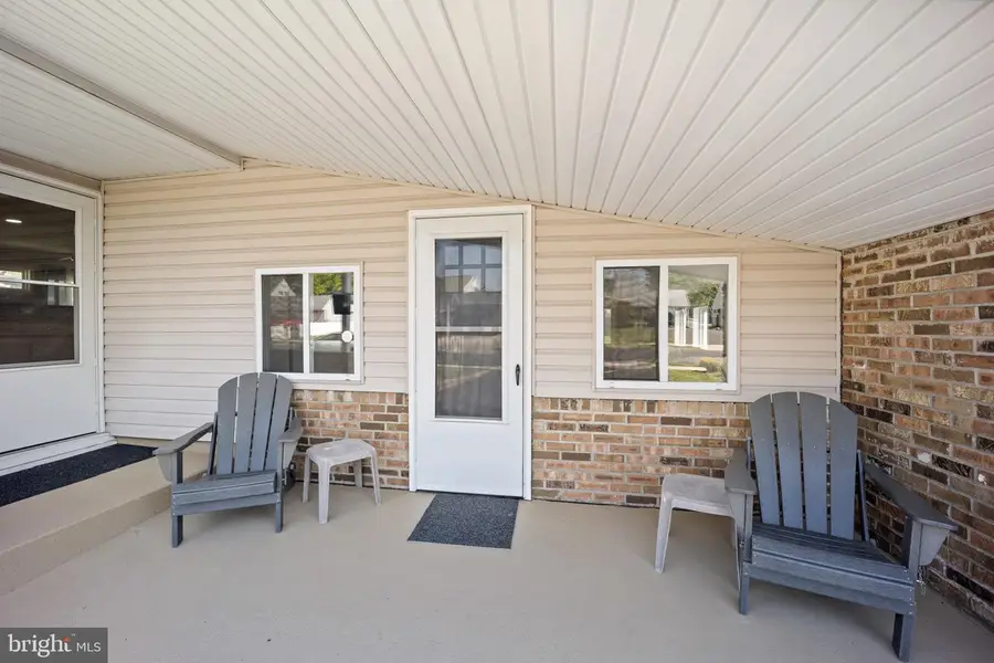264 Goldenridge Dr, Levittown, PA 19057 - #2