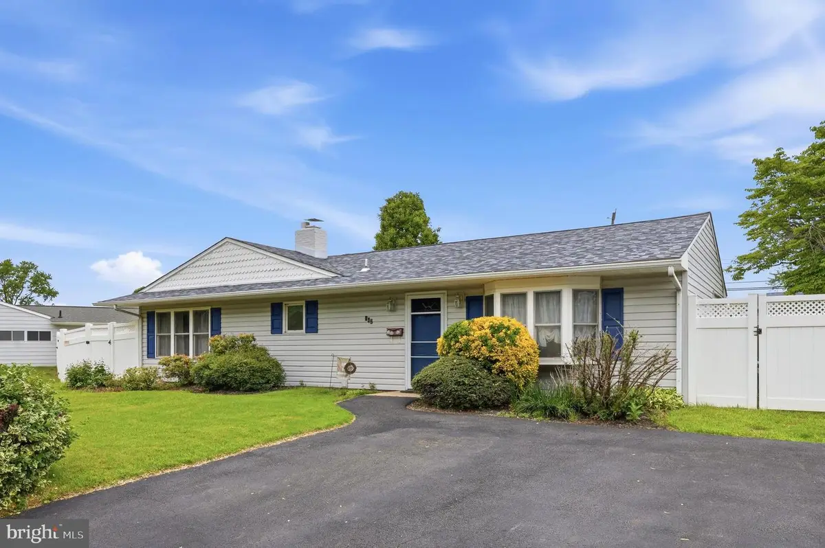 442 Lakeside Dr, Levittown, PA 19054 - #1