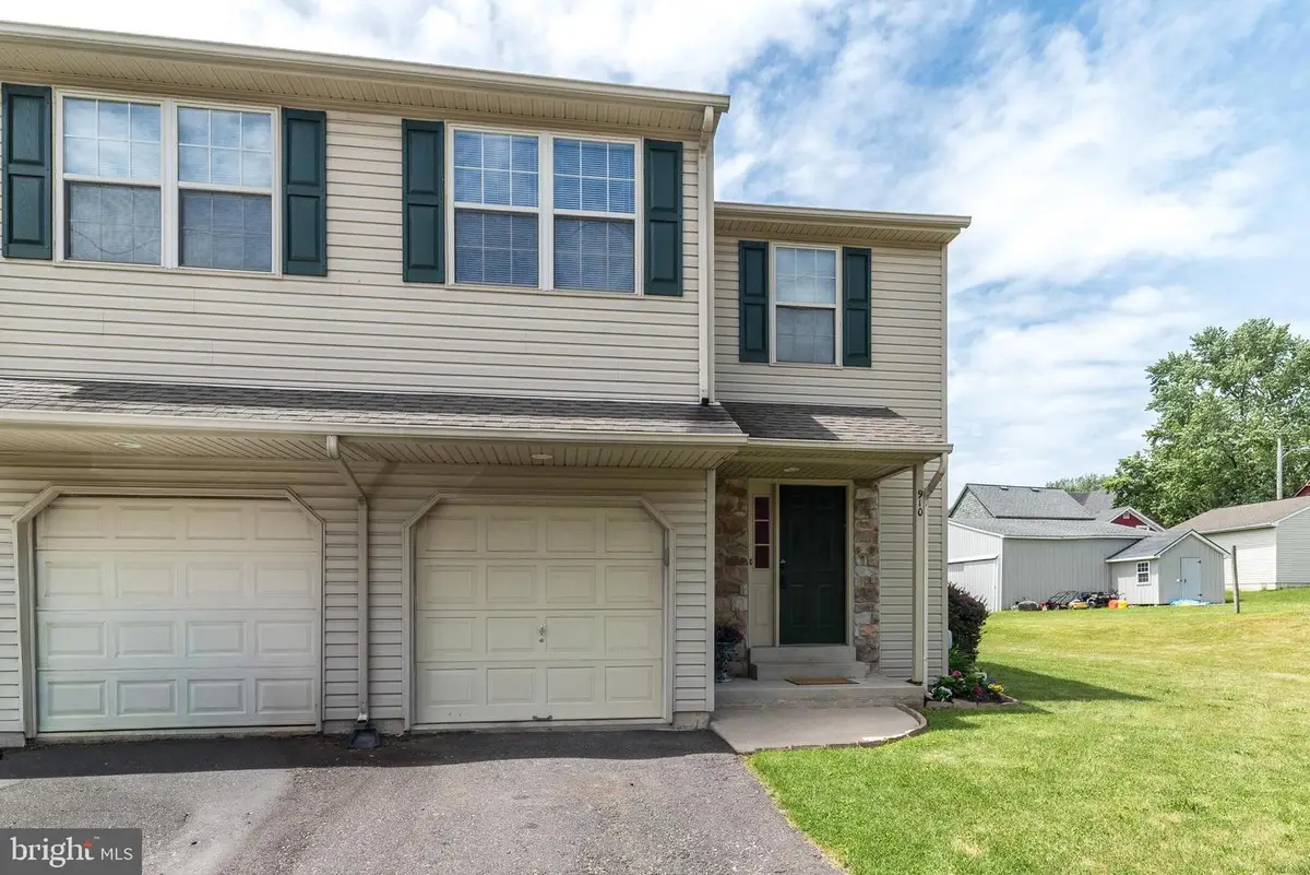 910 Vine St, Perkasie, PA 18944 - #1