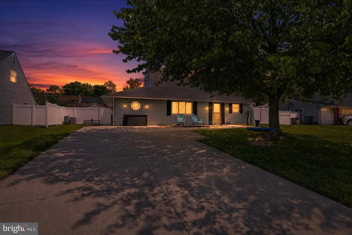 14 Hemlock Rd, Levittown, PA 19056 - #1