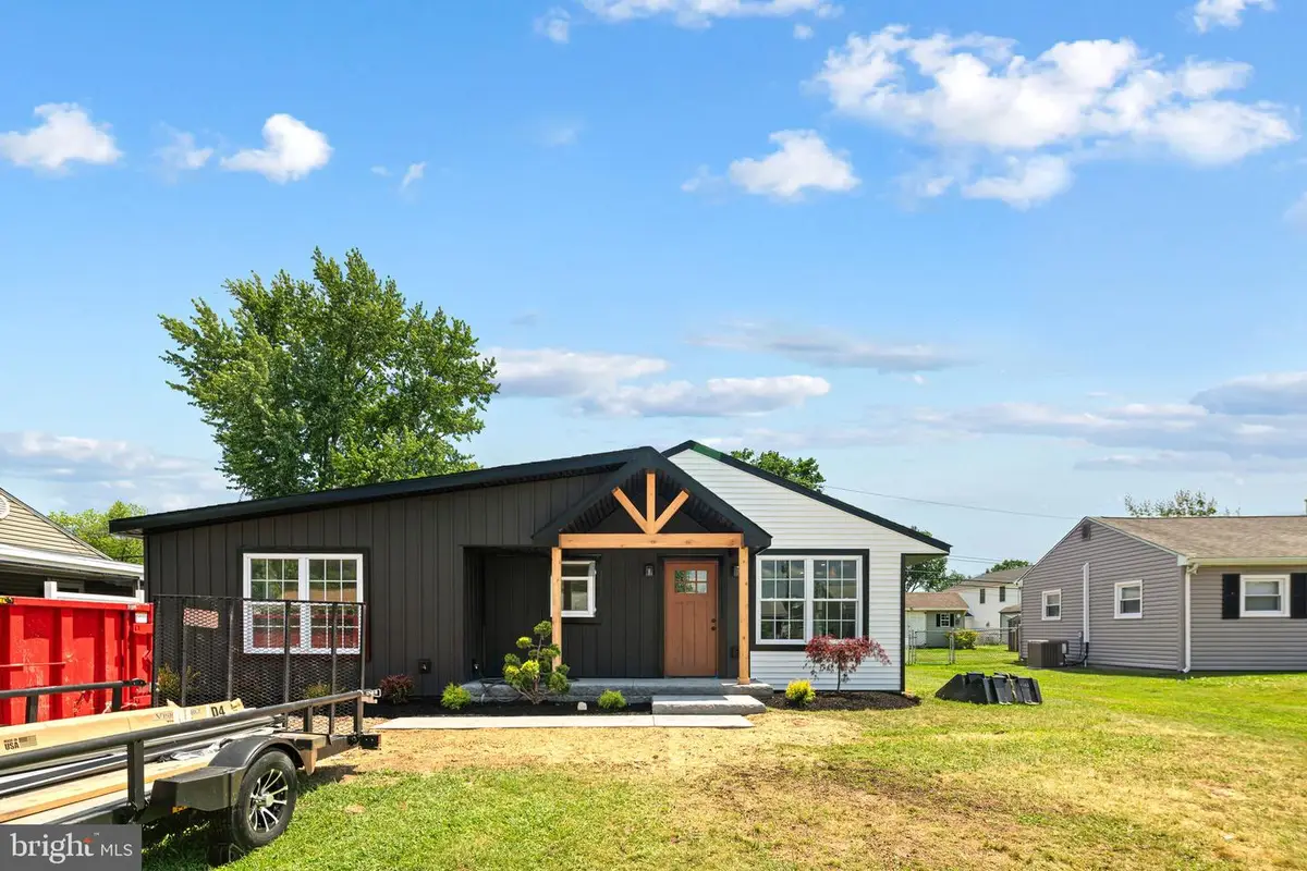 818 Chesterton Rd, Fairless Hills, PA 19030 - #1