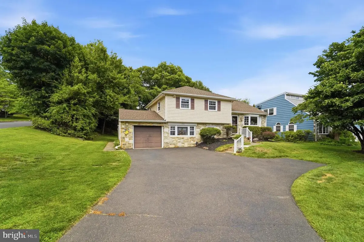 902 Carlin Dr, Southampton, PA 18966 - #1