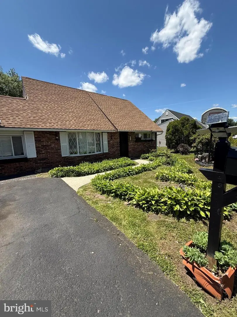 99 Kingwood Ln, Levittown, PA 19055 - #1