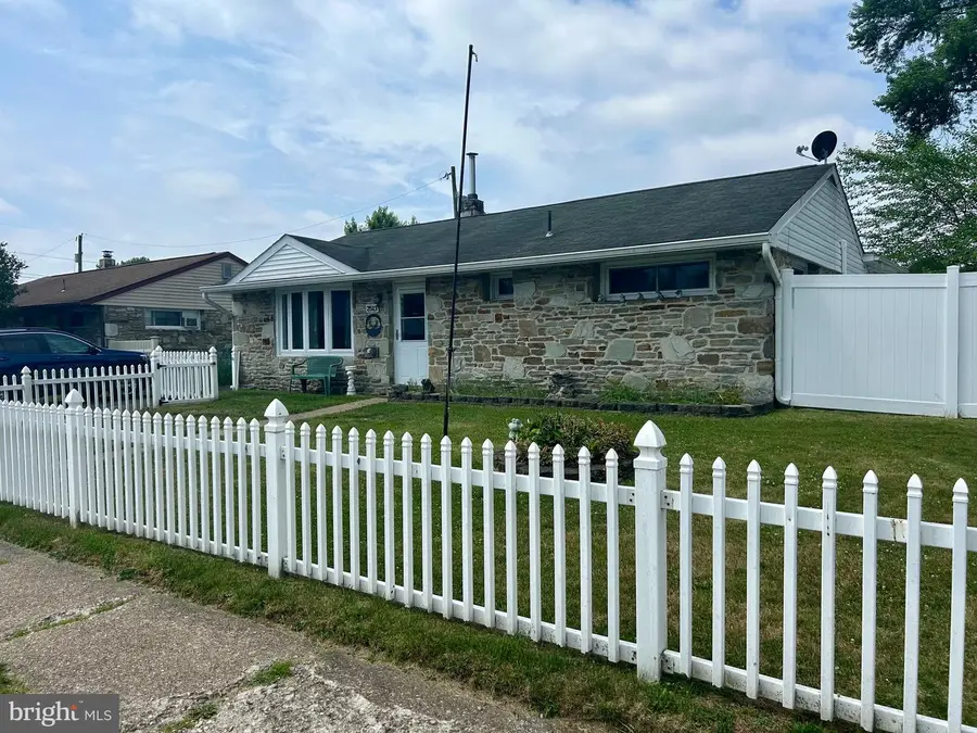 2513 Laurel Dr, Bristol, PA 19007 - #3