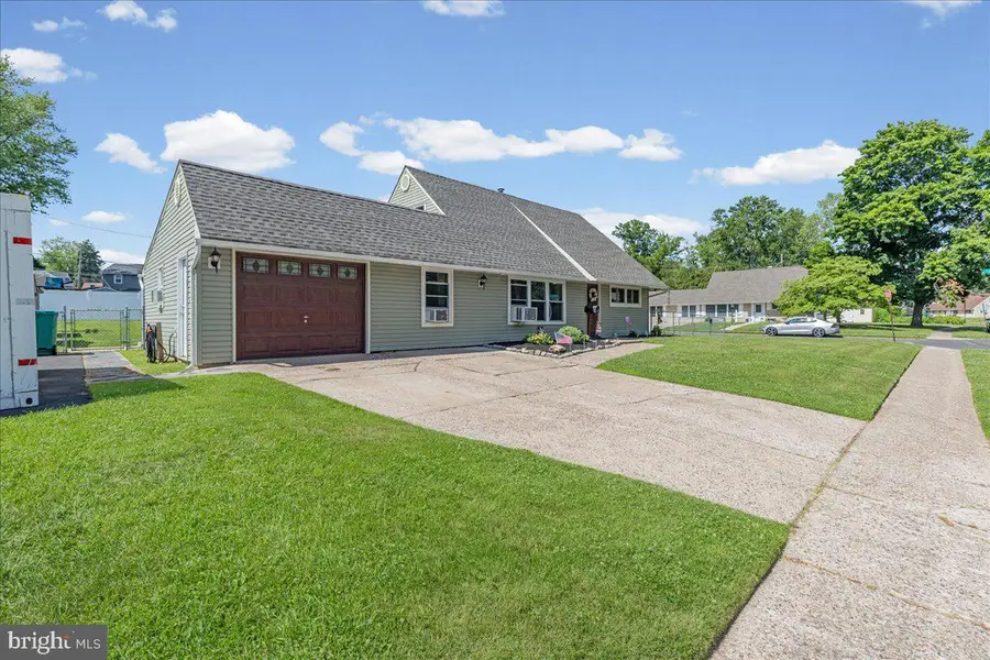 46 Twin Oak Dr, Levittown, PA 19056 - #2