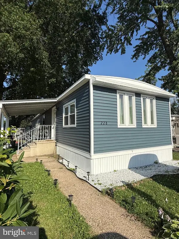 228 Johnson Dr, FAIRLESS HILLS, PA 19030