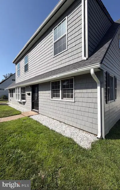 8 Parkside Cir, Levittown, PA 19056 - #2