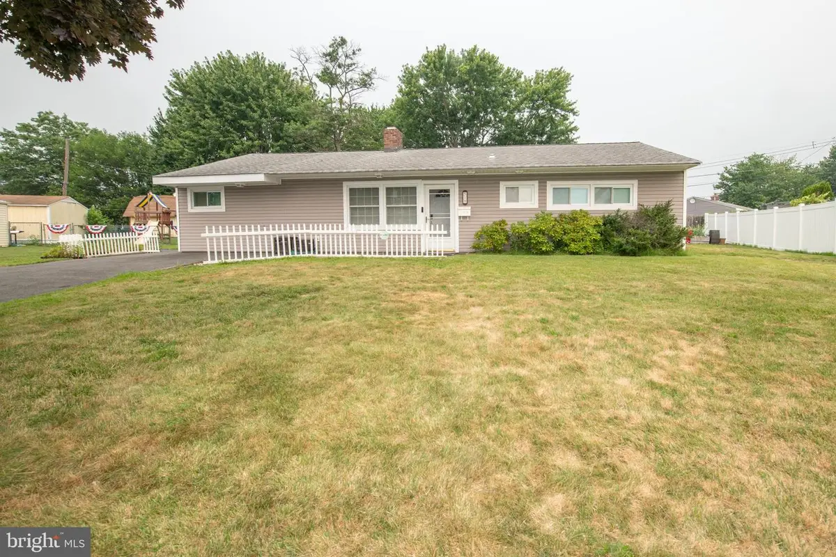 51 Serpentine Ln, Levittown, PA 19055 - #1