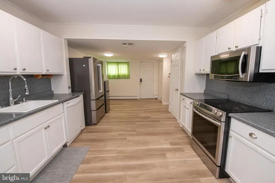 51 Serpentine Ln, Levittown, PA 19055 - #3