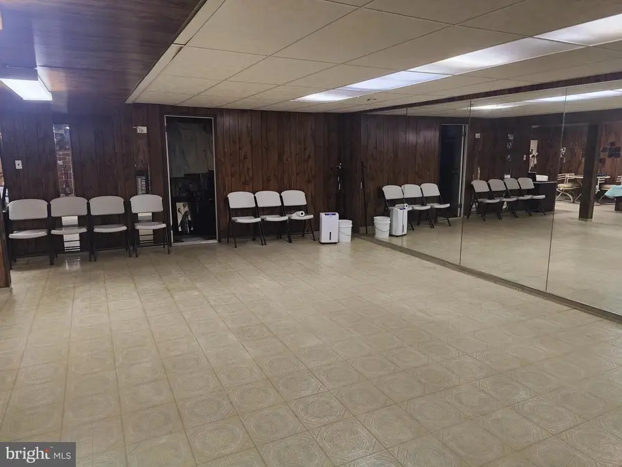 1881 August Dr, Huntingdon Valley, PA 19006 - #3