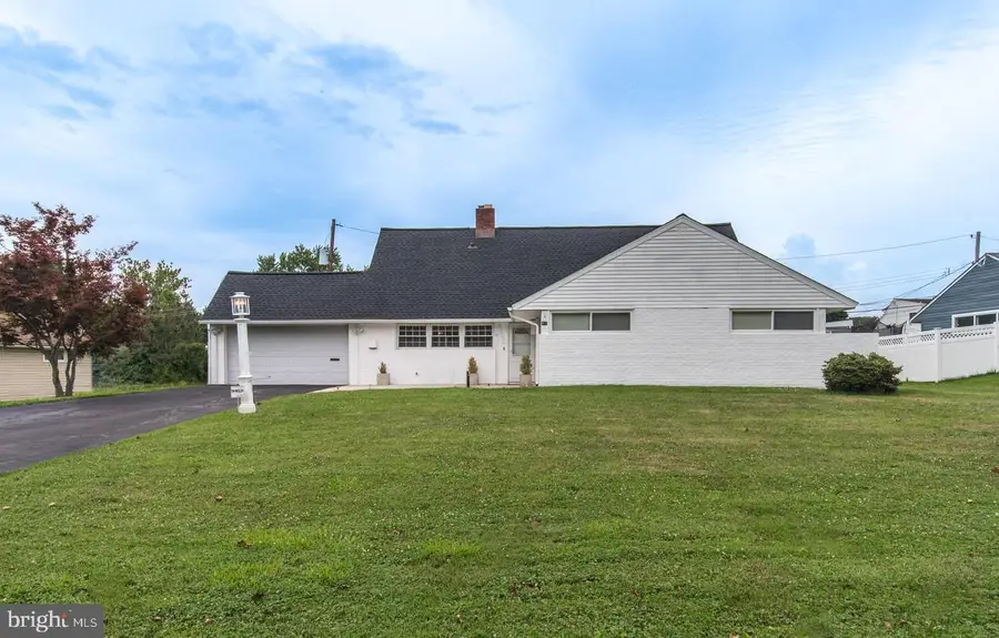 455 Snowball Dr, Levittown, PA 19056 - #2