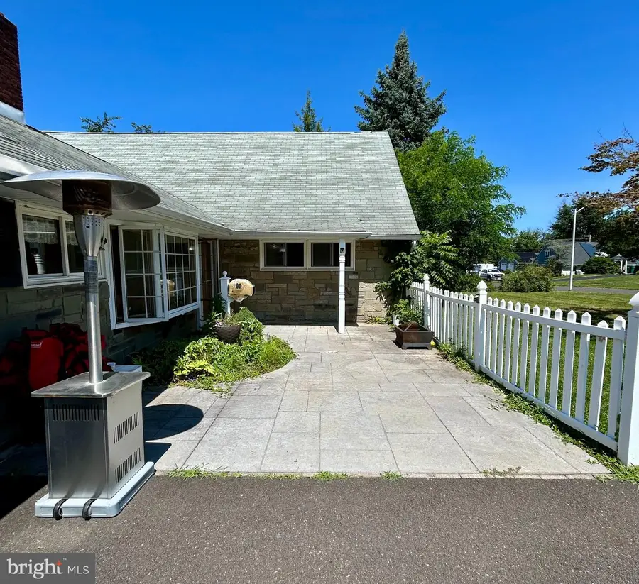 43 Falcon Rd, Levittown, PA 19056 - #2