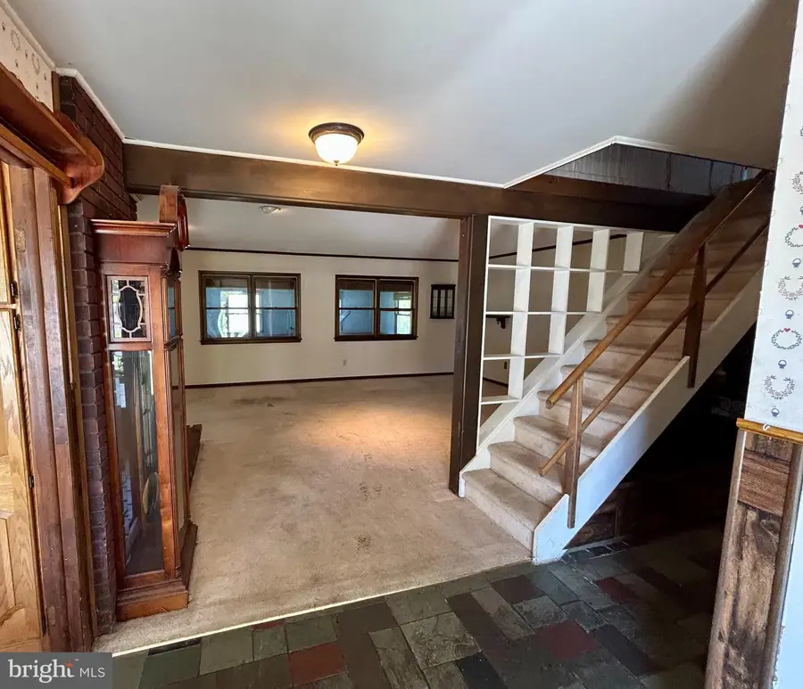 43 Falcon Rd, Levittown, PA 19056 - #3