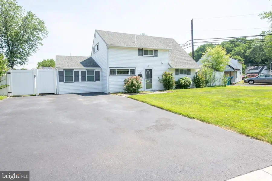 31 Roundwood Ln, Levittown, PA 19055 - #2