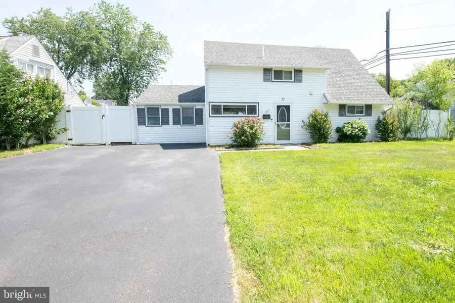31 Roundwood Ln, Levittown, PA 19055 - #3