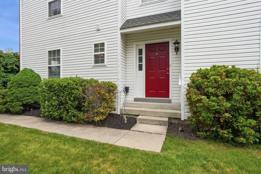 272 Hampshire Dr, Sellersville, PA 18960 - #2