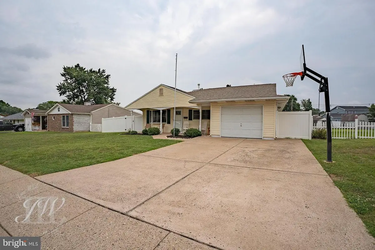 212 Stanford Rd, Fairless Hills, PA 19030 - #1