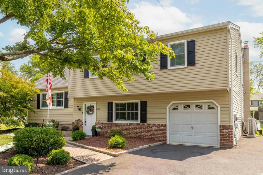911 Liberty Ln, Warrington, PA 18976 - #2