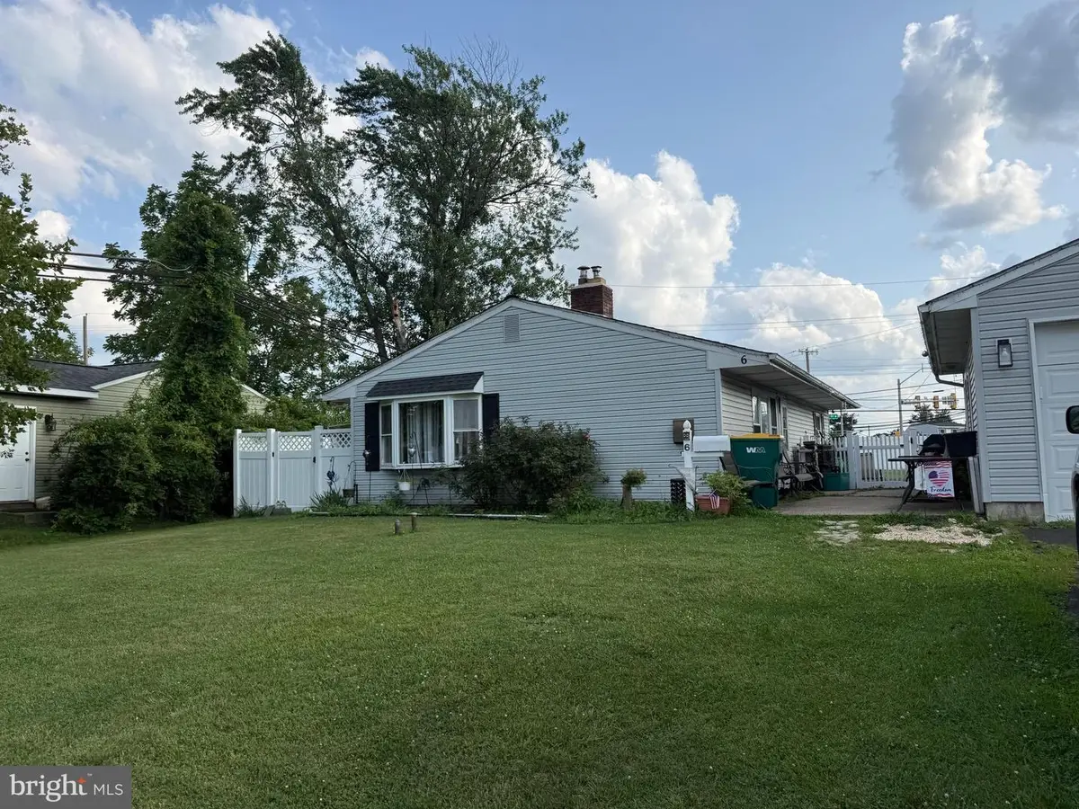 6 Idlewild Rd, Levittown, PA 19057 - #1
